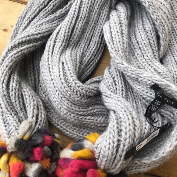 New with Tags Love & Lore Party Pom Scarf Chunky Knit Grey Multi - Picture 5 of 6